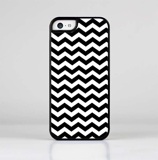 The Black & White Chevron Pattern V2 Skin-Sert Case for the Apple iPhone 5c