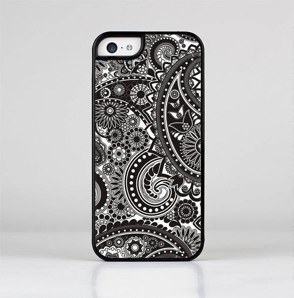 The Black & White Pasiley Pattern Skin-Sert Case for the Apple iPhone 5c