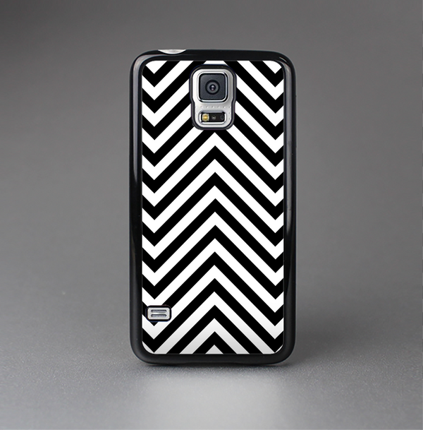The Black & White Sharp Chevron Pattern Skin-Sert Case for the Samsung Galaxy S5