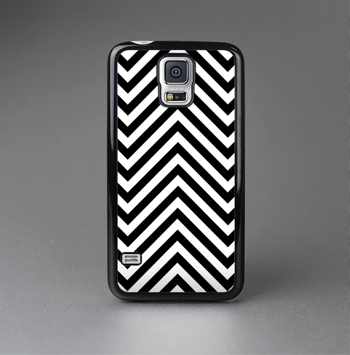 The Black & White Sharp Chevron Pattern Skin-Sert Case for the Samsung Galaxy S5