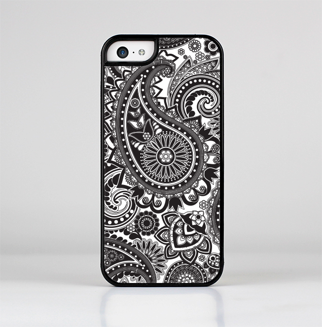 The Black and White Paisley Pattern V6 Skin-Sert Case for the Apple iPhone 5c