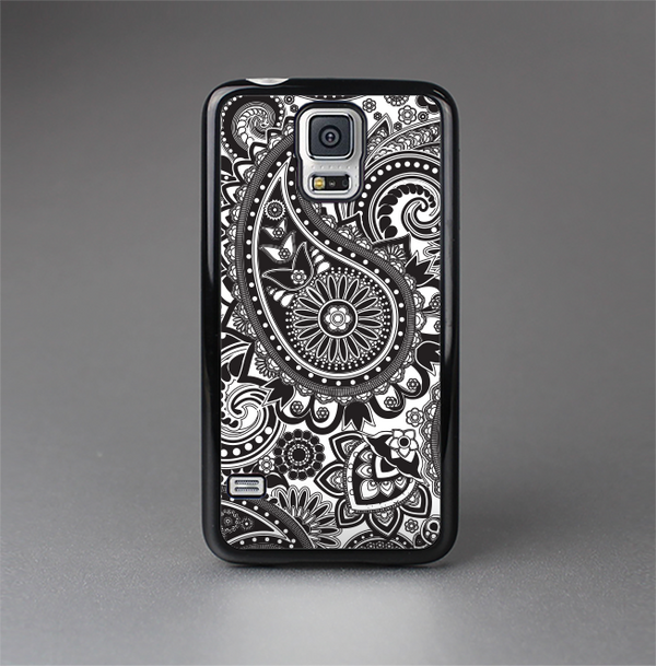The Black and White Paisley Pattern V6 Skin-Sert Case for the Samsung Galaxy S5