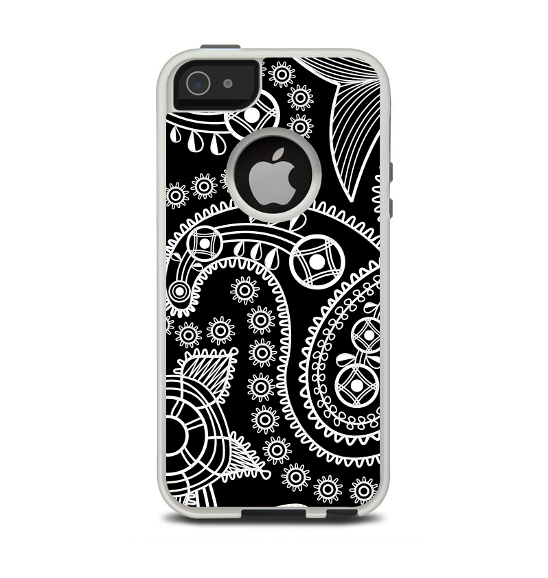 The Black and White Paisley Pattern v14 Apple iPhone 5-5s Otterbox Commuter Case Skin Set