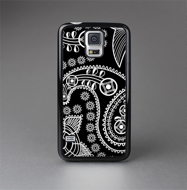 The Black and White Paisley Pattern v14 Skin-Sert Case for the Samsung Galaxy S5