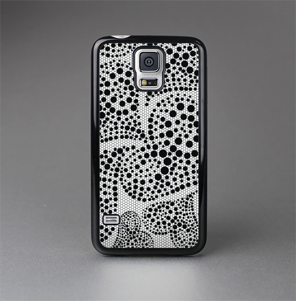 The Black and White Spotted Hearts Skin-Sert Case for the Samsung Galaxy S5