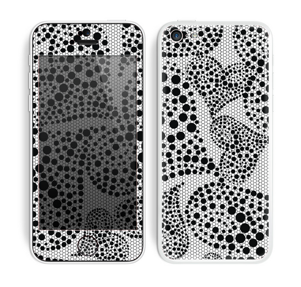The Black and White Spotted Hearts Skin for the Apple iPhone 5c