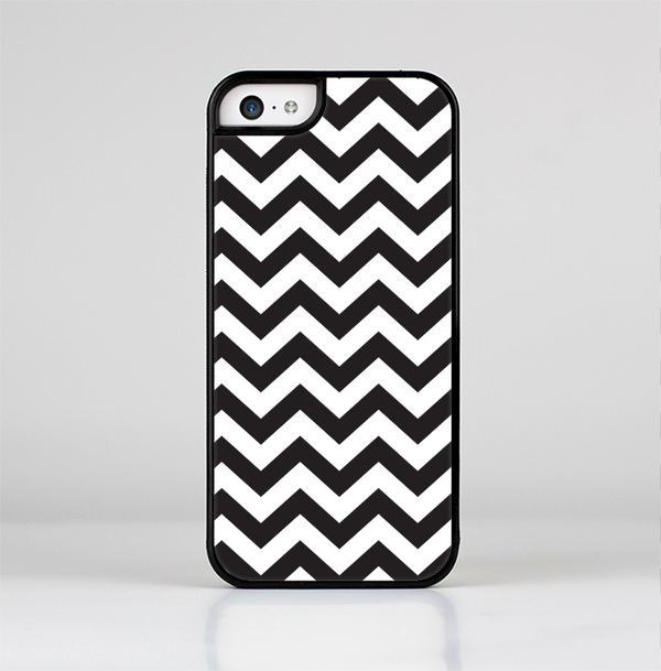 The Black and White Zigzag Chevron Pattern Skin-Sert Case for the Apple iPhone 5c