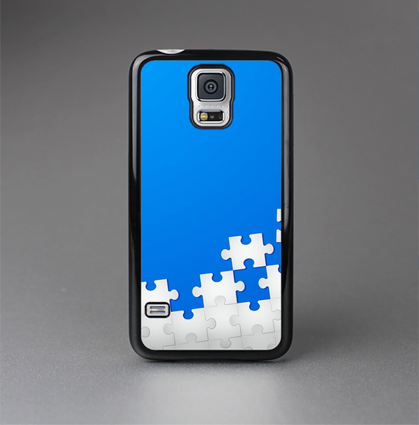 The Blue & White Scattered Puzzle Skin-Sert Case for the Samsung Galaxy S5