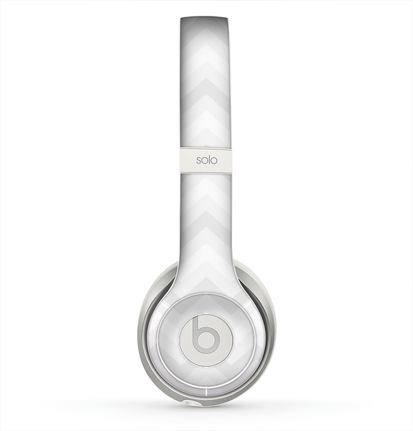 The Faded White Zigzag Chevron Pattern Skin for the Beats by Dre Solo 2 Headphones