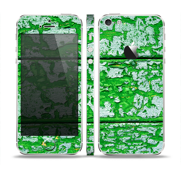 The Green Grunge Wood Skin Set for the Apple iPhone 5