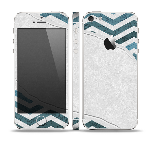 The Peeled Vintage Blue & Gray Chevron Pattern Skin Set for the Apple iPhone 5