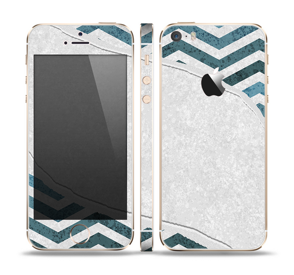 The Peeled Vintage Blue & Gray Chevron Pattern Skin Set for the Apple iPhone 5s