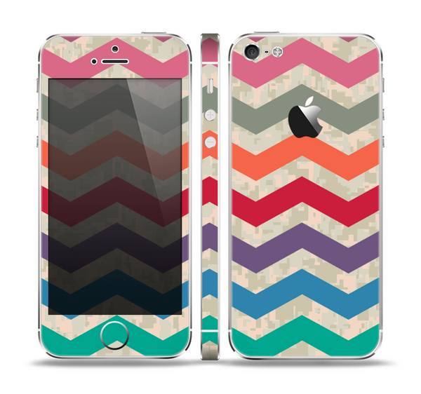 The Retro Chevron Pattern with Digital Camo Skin Set for the Apple iPhone 5
