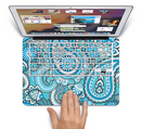 The Vibrant Blue and White Paisley Design  Skin Set for the Apple MacBook Pro 15" with Retina Display