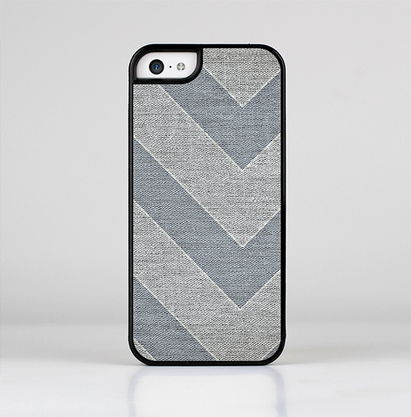 The Vintage Gray Textured Chevron Pattern Wide V3 Skin-Sert for the Apple iPhone 5c Skin-Sert Case