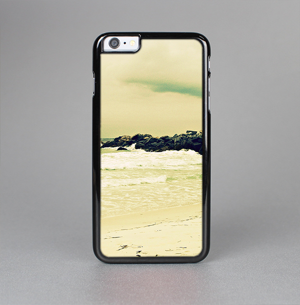 The Vintage Subtle Yellow Beach Scene Skin-Sert for the Apple iPhone 6 Plus Skin-Sert Case
