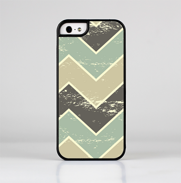 The Vintage Tan & Green Scratch Tall Chevron Skin-Sert Case for the Apple iPhone 5/5s