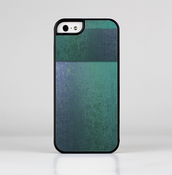 The Vivid Emerald Green Sponge Texture Skin-Sert Case for the Apple iPhone 5/5s
