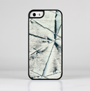 The White Cracked Woven Texture Skin-Sert Case for the Apple iPhone 5/5s