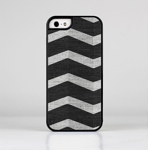 The Wide Black and Light Gray Chevron Pattern V3 Skin-Sert Case for the Apple iPhone 5/5s