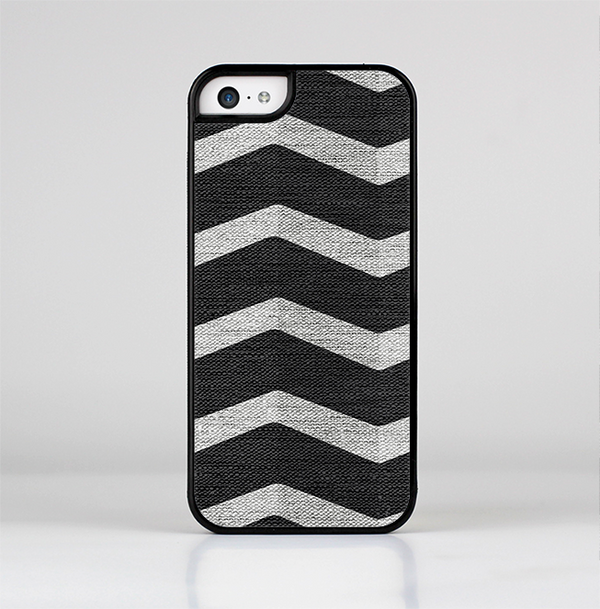 The Wide Black and Light Gray Chevron Pattern V3 Skin-Sert Case for the Apple iPhone 5c