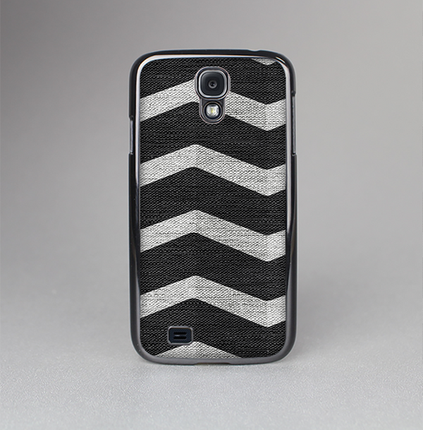 The Wide Black and Light Gray Chevron Pattern V3 Skin-Sert Case for the Samsung Galaxy S4