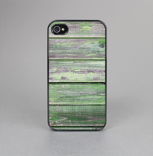 The Wooden Planks with Chipped Green Paint Skin-Sert Case for the Apple iPhone 4-4s