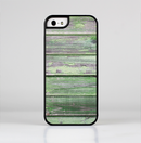 The Wooden Planks with Chipped Green Paint Skin-Sert Case for the Apple iPhone 5/5s