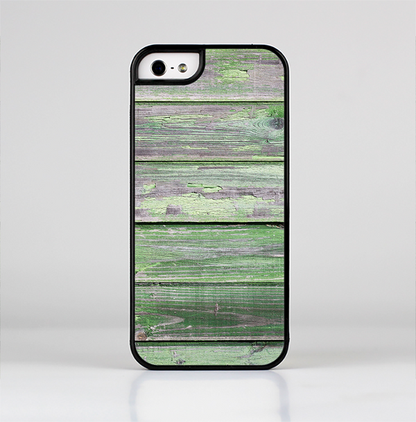 The Wooden Planks with Chipped Green Paint Skin-Sert Case for the Apple iPhone 5/5s