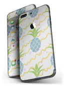 Animated_Retro_Pineapples_-_iPhone_7_Plus_-_FullBody_4PC_v4.jpg