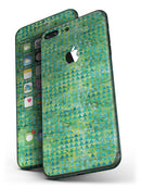 Green_Textured_Triangle_Pattern_-_iPhone_7_Plus_-_FullBody_4PC_v4.jpg