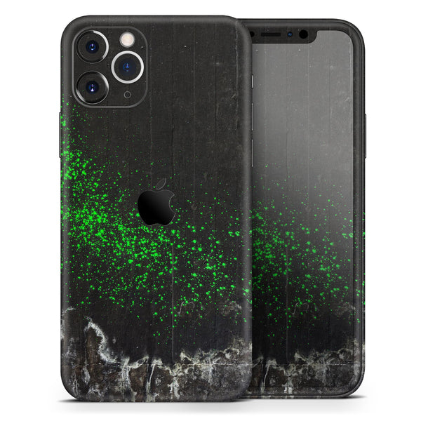 Grungy Green and Black Wood Surface // Skin-Kit compatible with the Apple iPhone 14, 13, 12, 12 Pro Max, 12 Mini, 11 Pro, SE, X/XS + (All iPhones Available)