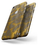 Micro Golden Giraffe Pattern - Skin-kit for the iPhone 8 or 8 Plus