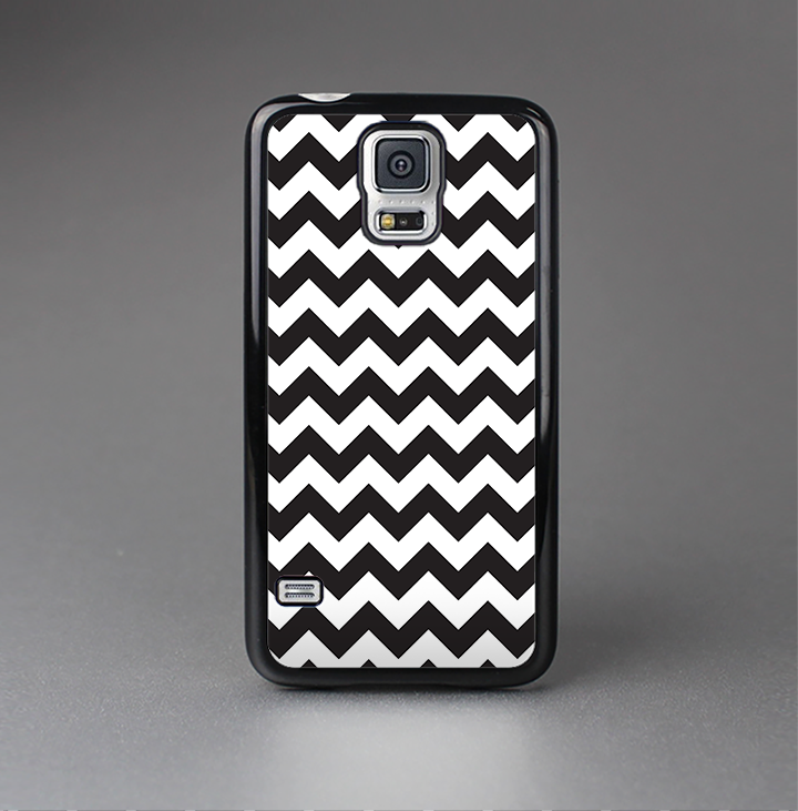 The Black & White Chevron Pattern Skin-Sert Case for the Samsung Galaxy S5