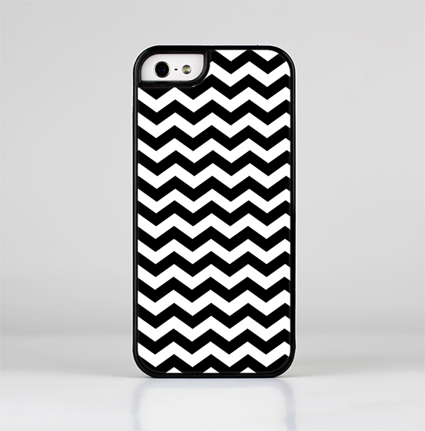 The Black & White Chevron Pattern V2 Skin-Sert Case for the Apple iPhone 5/5s