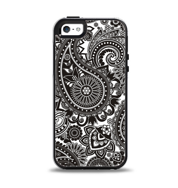 The Black & White Paisley Pattern V1 Apple iPhone 5-5s Otterbox Symmetry Case Skin Set