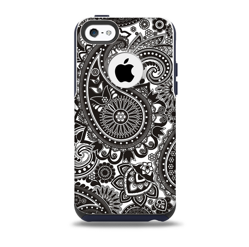 The Black & White Paisley Pattern V1 Skin for the iPhone 5c OtterBox Commuter Case