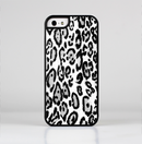 The Black and White Snow Leopard Pattern Skin-Sert Case for the Apple iPhone 5/5s