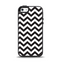 The Black and White Zigzag Chevron Pattern Apple iPhone 5-5s Otterbox Symmetry Case Skin Set