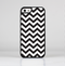 The Black and White Zigzag Chevron Pattern Skin-Sert Case for the Apple iPhone 5/5s