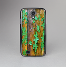 The Chipped Bright Green Wood Skin-Sert Case for the Samsung Galaxy S4