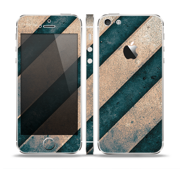 The Dark Blue & Highlighted Grunge Strips Skin Set for the Apple iPhone 5
