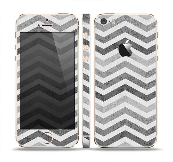 The Gray Toned Wide Vintage Chevron Pattern Skin Set for the Apple iPhone 5s