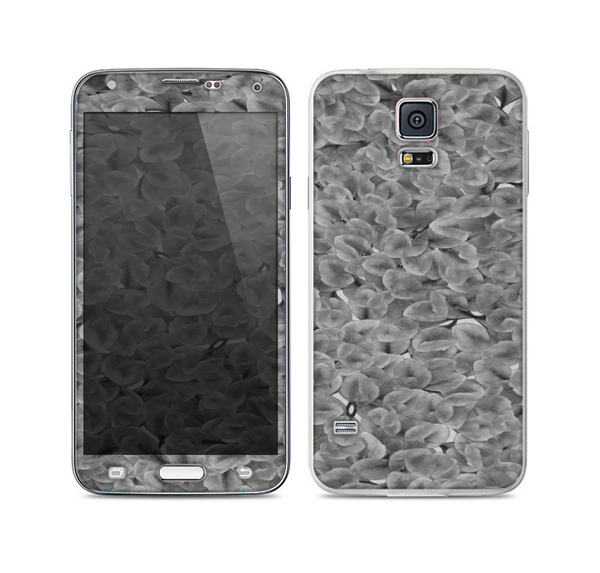 The Grayscale Flower Petals Skin For the Samsung Galaxy S5