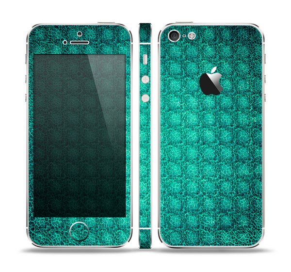 The Green Wavy Abstract Pattern Skin Set for the Apple iPhone 5