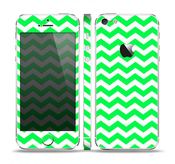 The Green & White Chevron Pattern Skin Set for the Apple iPhone 5