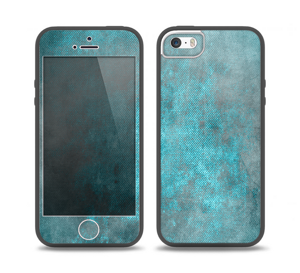 The Grungy Bright Teal Surface Skin Set for the iPhone 5-5s Skech Glow Case