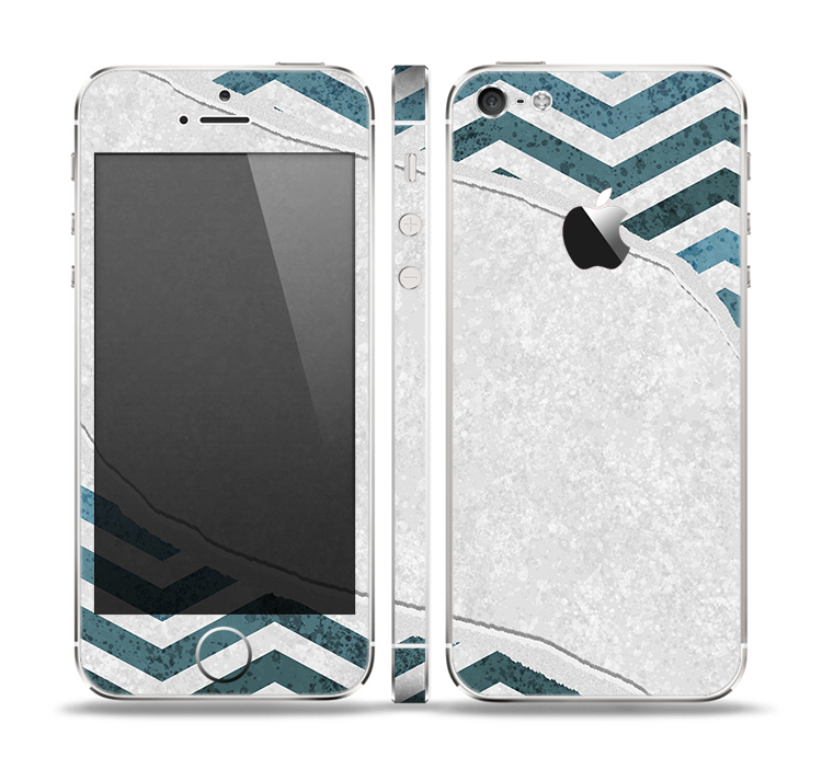 The Peeled Vintage Blue & Gray Chevron Pattern Skin Set for the Apple iPhone 5