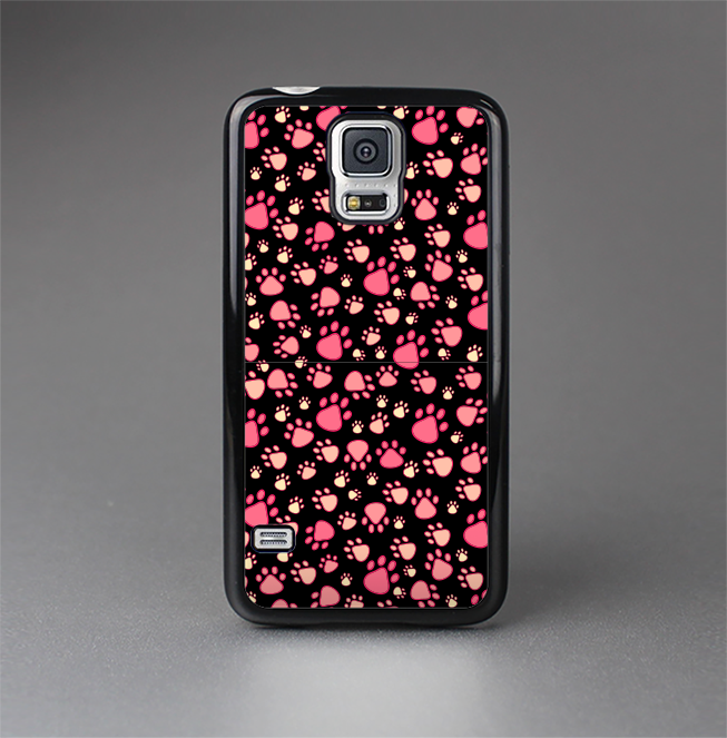 The Pink Paw Prints on Black Skin-Sert Case for the Samsung Galaxy S5