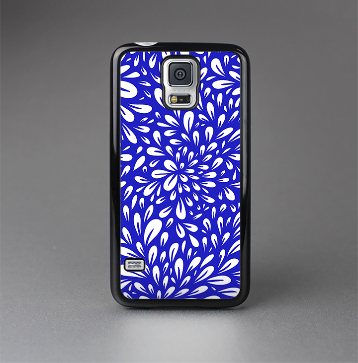 The Royal Blue & White Floral Sprout Skin-Sert Case for the Samsung Galaxy S5